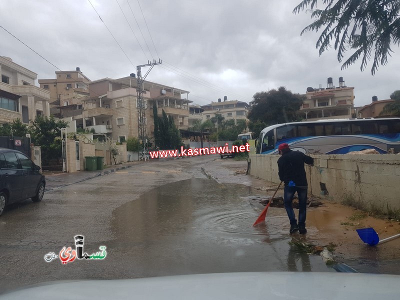 في هذه الأجواء الماطرة ... يكمل العطاء .. طواقم الصيانة ونادر ابو عقل في الميدان يلبون احتياجات الاهالي